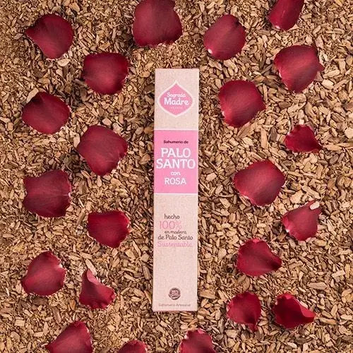 palo santo con rosas.webp