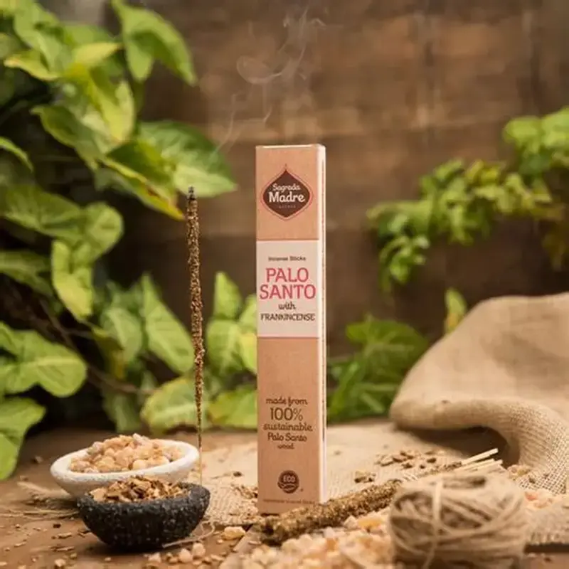 palo santo con incienso.webp