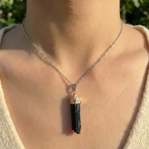 [IMP-107] Dije Pequeño Turmalina con baño dorado (+ cadena)